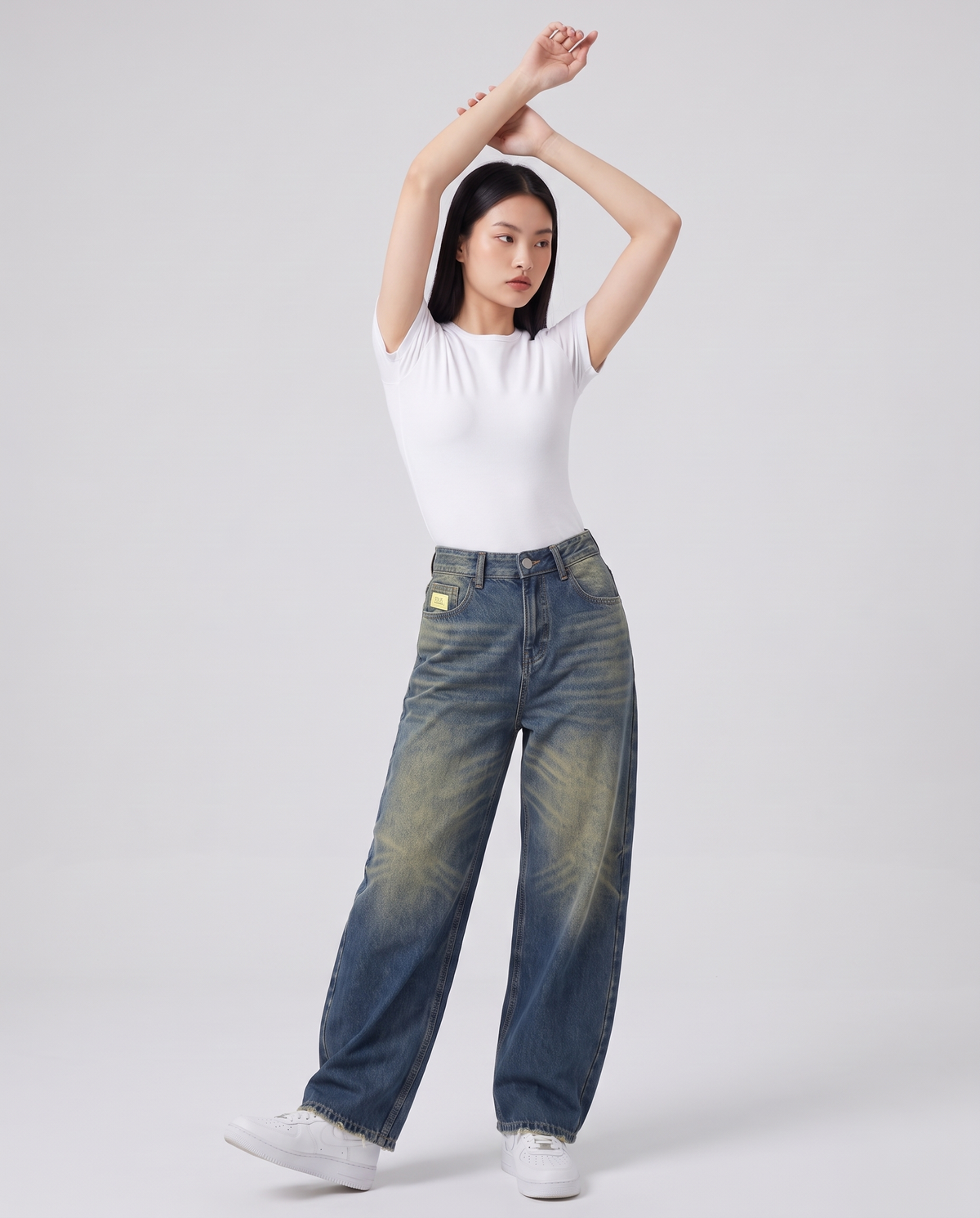 Modelo con jean azul oscuro de pierna curva NOVAFLOE
