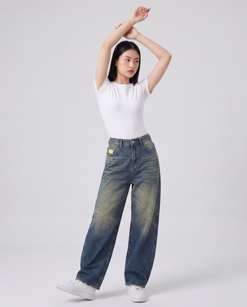 Modelo con jean azul oscuro de pierna curva NOVAFLOE
