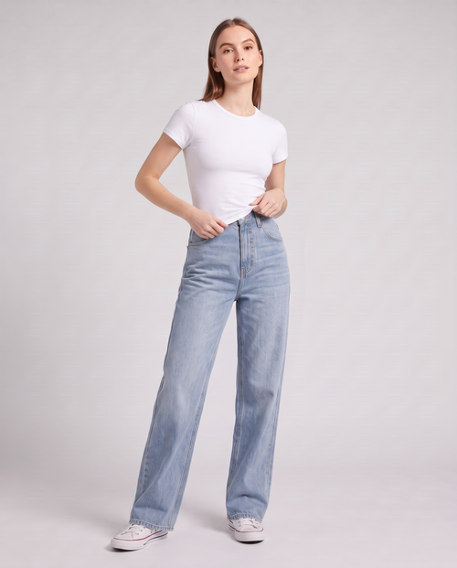 Modelo con jean azul claro de pierna ancha NOVAFLOE